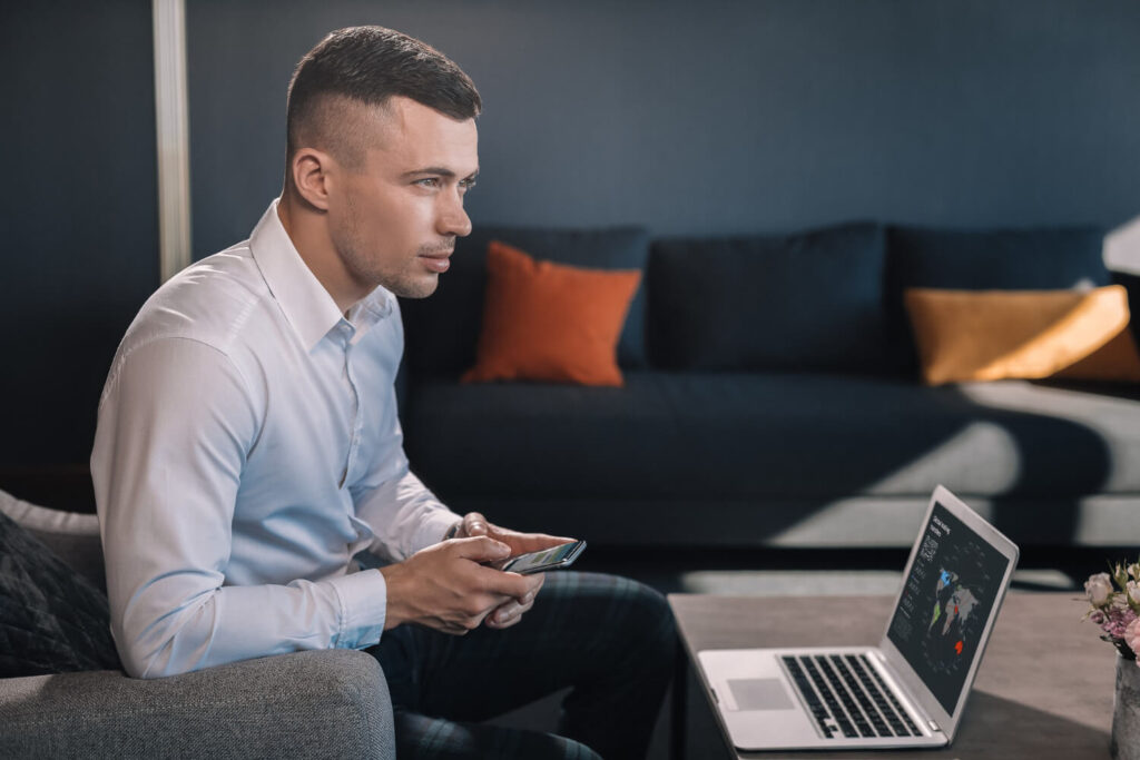 Quais os impactos do uso excessivo do celular no trabalho?